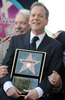 ハリウッドの殿堂「ウォーク・オブ・フェーム（Hollywood Walk of Fame）」入りを果たした俳優キーファー・サザーランド（Kiefer Sutherland、右）と、記念セレモニーに出席した父親で俳優のドナルド・サザーランド（Donald Sutherland、左、2008年12月9日撮影）。(c)AFP/GABRIEL BOUYS