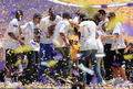 08-09NBAファイナルを制したロサンゼルス・レイカーズ（%%Los Angeles Lakers%%）の優勝パレードが17日、ロサンゼルス（Los Angeles）で行われ、数万人ものバスケットボールファンが祝福のため、市内中心部に詰めかけた。レイカーズの本拠地ステープルズ・センター（Staples Center）から始まったパレードは、8万人のファンが待つロサンゼルス・メモリアル・コロシアム（Los Angeles Memorial Coliseum）まで行われ、数百人の警察官が動員され。写真はメモリアル・コロシアムのステージ上で歓喜するレイカーズの選手たち。（2009年6月17日撮影）(c)AFP/MARK RALSTON
