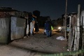 南ア・ボクスブルク地区近郊のアンジェロ非公式居住区で、ガス漏れ発生現場近くに立つ警察関係者（2023年7月6日撮影）。(c)Wikus de Wet / AFP