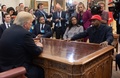米ホワイトハウスの大統領執務室でドナルド・トランプ大統領（左）と面会する米ラッパーのカニエ・ウェストさん（右、2018年10月11日撮影）。(c)SAUL LOEB / AFP 