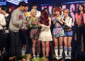 韓国のケーブルテレビ・エムネット（Mnet）の音楽番組「エム・カウントダウン（M countdown）」で1位を獲得した歌手のIU（2013年10月17日撮影）。(c)STARNEWS
