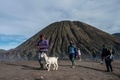 インドネシア・ブロモ山で行われるカサダの祭りに向かう人々（2021年6月26日撮影）。(c)Juni Kriswanto / AFP