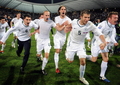 2010年サッカーW杯南アフリカ大会（%%2010 World Cup%%）欧州プレーオフ、スロベニア対ロシア第2戦。試合はスロベニアが1-0で勝利し、2試合合計スコアは2-2となるもアウェーゴールで上回るスロベニアが本大会出場を決めた。写真は本大会出場が決まり歓喜するスロベニアの選手たち。（2009年11月18日撮影）(c)AFP/HRVOJE POLAN