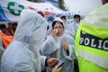 韓国南西部沖で起きた旅客船セウォル（Sewol）号の沈没事故で、現場に近い珍島（Jindo）の仮設テントで待機する乗客の家族ら（2014年4月17日撮影）。(c)AFP/ED JONES