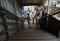 インド・ムンバイで、鉄道駅に至る歩道橋で起きた事故の現場に集まった治安要員ら（2017年9月29日撮影）。(c)AFP/PUNIT PARANJPE
