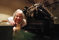 英ロンドン（London）のチャーチル博物館（Churchill Museum and Cabinet War Rooms）で撮影に応じる、英政府の速記者としてウィンストン・チャーチル（Winston Churchill）首相の内閣戦時執務室で働いていたというマイラ・コリヤー（Myra Collyer）さん（2009年8月27日撮影）。(c)AFP/SHAUN CURRY