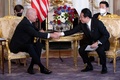 東京・元赤坂の迎賓館で握手をする岸田文雄首相（右）とジョー・バイデン米大統領（2022年5月23日撮影）。 (c)David MAREUIL / POOL / AFP