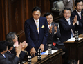 衆議院本会議で首相に指名され、国会議員らが拍手するなか立ち上がって一礼する鳩山由紀夫（Yukio Hatoyama）新首相（2009年9月16日撮影）。(c)AFP/Yoshikazu TSUNO