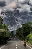 噴火したインドネシア・ジャワ島のムラピ山（2023年3月11日撮影）。(c)DEVI RAHMAN / AFP