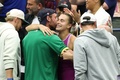 全米オープンテニス、女子シングルス決勝。恋人と優勝を喜び合うアリーナ・サバレンカ（中央右、2024年9月7日撮影）。(c)CHARLY TRIBALLEAU/AFP