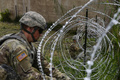 メキシコ国境沿いに位置するテキサス州ヒダルゴで、米税関・国境警備局と共同で国境沿いに有刺鉄線を張る米兵。米空軍提供（2018年11月2日撮影、同月4日提供）。(c)AFP PHOTO / US AIR FORCE/ALEXANDRA MINOR