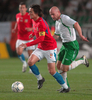 アイルランドのリー・カーズリー（%%Lee Carsley%%、右）をドリブルで振り切るチェコのトマス・ロシツキー（%%Tomas Rosicky%%）。(c)AFP/MICHAL CIZEK
