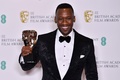ロンドンで開催された英国アカデミー賞授賞式で、『グリーンブック』で助演男優賞を受賞した米俳優マハーシャラ・アリ（2019年2月10日撮影）。(c)Ben STANSALL / AFP