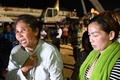 カンボジア南部ケップ州で起きた建設中のホテルの倒壊現場に集まった行方不明者の親族ら（2020年1月3日撮影）。(c) TANG CHHIN Sothy / AFP