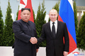 ロシア極東ウラジオストクで2019年4月、首脳会談に臨むウラジーミル・プーチン大統領（右）と北朝鮮の金正恩総書記（2019年4月25日撮影、資料写真）。(c)SERGEI ILNITSKY / POOL / AFP