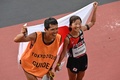 東京パラリンピック、陸上女子マラソン（視覚障害T12）。ガイドと金メダル獲得を喜ぶ道下美里（右、2021年9月5日撮影）。(c)Kazuhiro NOGI / AFP