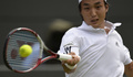 テニス、ウィンブルドン選手権（The Championships Wimbledon 2013）は27日、男子シングルス2回戦が行われ、添田豪（Go Soeda）は0-6、3-6、7-6、3-6で大会第9シードのリシャール・ガスケ（Richard Gasquet、フランス）に敗れた.

リターンを打つ添田豪（2013年6月27日撮影）。(c)AFP/ADRIAN DENNIS