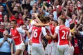 14-15イングランド・プレミアリーグ第1節、アーセナル（Arsenal）対クリスタルパレス（Crystal Palace）。アーロン・ラムジー（Aaron Ramsey）の決勝点に歓喜するアーセナルの選手（2014年8月16日撮影）。(c)AFP/CARL COURT