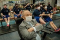 東京五輪、重量挙げ女子49キロ級をテレビで観戦する三宅義信氏（2021年7月24日撮影）。(c)Yasuyoshi CHIBA / AFP