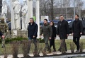 ウクライナ・ブチャで、ロシア軍の撤退から1年になるのに合わせて執り行った式典に出席したウォロディミル・ゼレンスキー大統領とスロベニア、モルドバ、クロアチア、スロバキアの首脳（2023年3月31日撮影）。(c)Sergei SUPINSKY / AFP