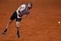 テニス、マドリード・オープン、男子シングルス2回戦。サーブを打つステファノス・チチパス（2023年4月29日撮影）。(c)JAVIER SORIANO / AFP