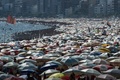 ブラジル・リオデジャネイロ（Rio de Janeiro）で、暑さをしのごうとイパネマ（Ipanema）ビーチに詰めかけた人々（2014年1月4日撮影）。(c)AFP/YASUYOSHI CHIBA