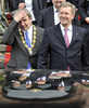 ドイツ西部ウィースバーデン（Wiesbaden）の市庁舎を出るクリスチャン・ウルフ（Christian Wulff）同国大統領（右）とHelmut Mueller市長（2011年4月14日撮影）。(c)AFP/ARNE DEDERT
