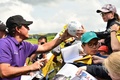 第148回全英オープンの練習ラウンドでファンにサインするフィル・ミケルソン（2019年7月16日撮影）。(c)Glyn KIRK / AFP