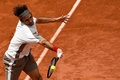 全仏オープンテニス、男子シングルス準決勝。リターンを打つロジャー・フェデラー（2019年6月7日撮影）。(c)Christophe ARCHAMBAULT / AFP