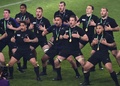 ラグビーW杯イングランド大会決勝、ニュージーランド対オーストラリア。優勝を決めハカを披露するニュージーランドの選手（2015年10月31日撮影）。(c)AFP/GABRIEL BOUYS