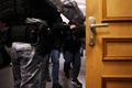ロシア・モスクワ郊外のコンサートホール襲撃事件に関与した疑いで起訴された、実行犯とされる男（右）。バスマンヌイ地区裁判所で（2024年3月24日撮影）。(c)TATYANA MAKEYEVA / AFP