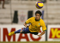 写真は、ボールへ飛び込むパトブラジルのアレシャンドレ・パト（%%Alexandre Pato%%）。(c)AFP/Miguel ROJO