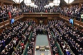 英議会でビデオ演説をしたウクライナのウォロディミル・ゼレンスキー大統領に、スタンディングオベーションをする議員ら。英議会提供（2022年3月8日撮影、提供）。 (c)JESSICA TAYLOR / UK PARLIAMENT / AFP