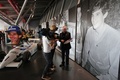 イタリアのイモーラ（Imola）で開催された故アイルトン・セナ（Ayrton Senna）氏の没後20年追悼式典で展示品を眺める人々（2014年5月1日撮影）。(c)AFP/MAURO MONTI