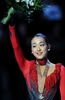 2010世界フィギュアスケート選手権（ISU World Figure Skating Championships 2010）女子シングルを制し、表彰式に臨む浅田真央（Mao Asada、2010年3月27日撮影）。(c)AFP/YURI KADOBNOV