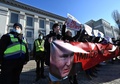 ウクライナ首都キエフのロシア大使館前で行われる抗議デモ（2022年2月22日撮影）。(c)Sergei SUPINSKY / AFP