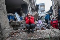 地震の被害を受けたトルコ・ハタイで、救助活動を見守る女性（2023年2月7日撮影）。(c)BULENT KILIC / AFP