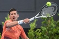 テニス、アデレード国際1、男子シングルス2回戦。リターンを打つノバク・ジョコビッチ（2023年1月5日撮影）。(c)Brenton EDWARDS / AFP