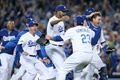 13MLBプレーオフ、ナ・リーグ地区シリーズ（5回戦制）、ロサンゼルス・ドジャース（Los Angeles Dodgers）対アトランタ・ブレーブス（Atlanta Braves）第4戦。勝利を決め、喜び合うロサンゼルス・ロジャースの選手（2013年10月7日撮影）。(c)AFP/Getty Images/Stephen Dunn