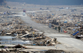 東日本大震災の発生から1か月が過ぎた被災地。写真は岩手県陸前高田市の被災地を歩く自衛隊員（2011年4月15日撮影）。(c)AFP/TOSHIFUMI KITAMURA

&lt;a href=&quot;http://www.afpbb.com/article/disaster-accidents-crime/disaster/2790111/6954516&quot;&gt;&lt;b&gt;【写真特集】地震に襲われた各地の様子&lt;/b&gt;&lt;/a&gt;