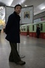 北朝鮮の金正恩（キム・ジョンウン）朝鮮労働党委員長が最高人民会議の代議員選挙で投票する様子を撮影した写真を掲載した新聞の前に立つ通勤客。平壌の地下鉄駅にて（2019年3月11日撮影）。(c)Ed JONES / AFP