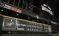 12MLB、シアトル・マリナーズ（Seattle Mariners）対ロサンゼルス・ドジャース（Los Angeles Dodgers）。シアトル・マリナーズの無安打無得点試合達成を表示したスコアボード（2012年6月8日撮影）。(c)AFP/Getty Images/Otto Greule Jr