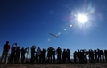 米ニューメキシコ（New Mexico）州に完成した宇宙旅行会社「ヴァージン・ギャラクティック（Virgin Galactic）」の宇宙船発着基地「スペースポート・アメリカ（Spaceport America）」上空を飛行する「ホワイトナイトツー（WhiteKnightTwo）」。有人宇宙船「スペースシップ・ツー（SpaceShipTwo）」を搭載している（2011年10月17日撮影）。(c)AFP/Frederic J. BROWN

&lt;a href=&quot;http://www.afpbb.com/article/environment-science-it/science-technology/2835891/7948037&quot;&gt;&lt;b&gt;この記事の本文を読む&lt;/b&gt;&lt;/a&gt;
