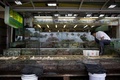 香港・西貢のレストランで魚介の仕分けをする従業員（2015年7月26日撮影）。(c)AFP/ISAAC LAWRENCE