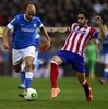 サッカースペイン国王杯（Copa del Rey 2013-14）準々決勝第1戦、アトレティコ・マドリード（Atletico Madrid）対アスレティック・ビルバオ（Athletic Bilbao）。ボールを競るアスレティック・ビルバオのイバイ・ゴメス（Ibai Gomez、左）とアトレティコ・マドリードのラウル・ガルシア（Raul Garcia、2014年1月23日撮影）。(c)AFP/JAVIER SORIANO