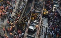 インド・コルカタで、高架道路が崩落した現場で救出活動に当たる救助隊員ら（2016年3月31日撮影）。(c)AFP/Dibyangshu SARKAR