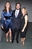 米ニューヨーク近代美術館（Museum of Modern Art、MoMA）で開催されたキャスリン・ビグロー（Kathryn Bigelow）監督の功績をたたえる第3回「MoMa Film Benefit Gala」に出席した（左から）キャスリン・ビグロー、脚本家のマーク・ボール（Mark Boal）、女優のジョディ・フォスター（Jodie Foster、2010年11月10日撮影）。（c）Daily Front Row/Patrick McMullan