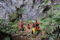 天坑の底の岩盤で休息をとる探険隊員（2019年11月2日撮影）。(c)Xinhua News