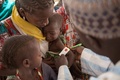 イスラム過激派組織ボコ・ハラムに追われた国内避難民（IDP）が暮らすナイジェリア・ボルノ州ディクワのキャンプで、国連児童基金（ユニセフ）が運営するクリニック（2014年2月14日撮影）。(c)AFP/FLORIAN PLAUCHEUR