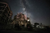天の川、廃墟照らす シリア